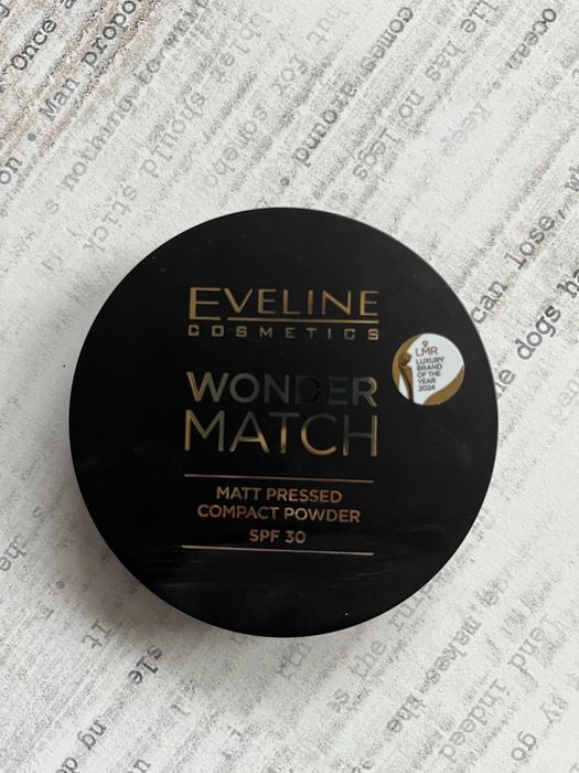 Puder do Twarzy Eveline Wonder Match z filtrem SPF30 - 01 Light Beige