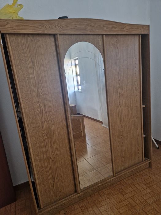 Conjunto de cama  e colchão,2 mesinhas de cabeceira,um roupeiro e uma comoda