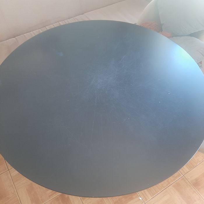 Mesa  redonda,muito prática