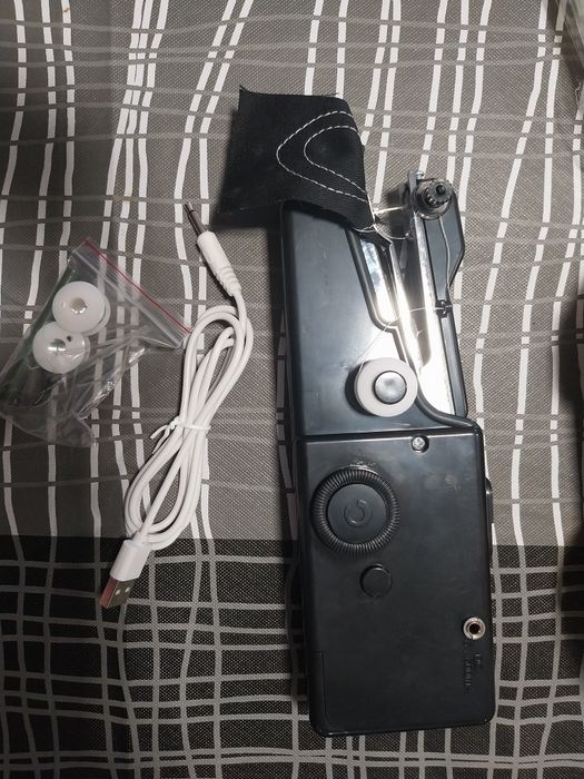 Máquina costura portátil e linhas