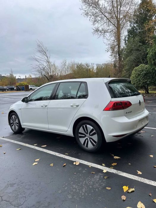 Volkswagen e-Golf SE      2016