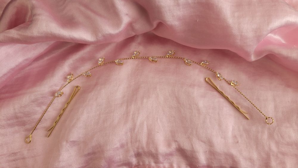 Tiara de Cabelo Dourada em Aço Inoxidável com Pedras Brilhantes