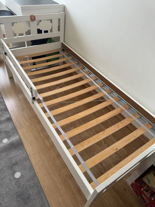 Cama c/estrado ripas com colchao.