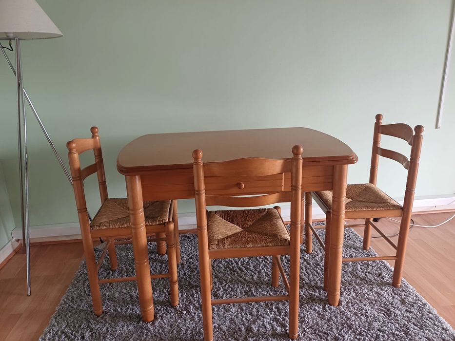 Mesa extensivel com cadeiras