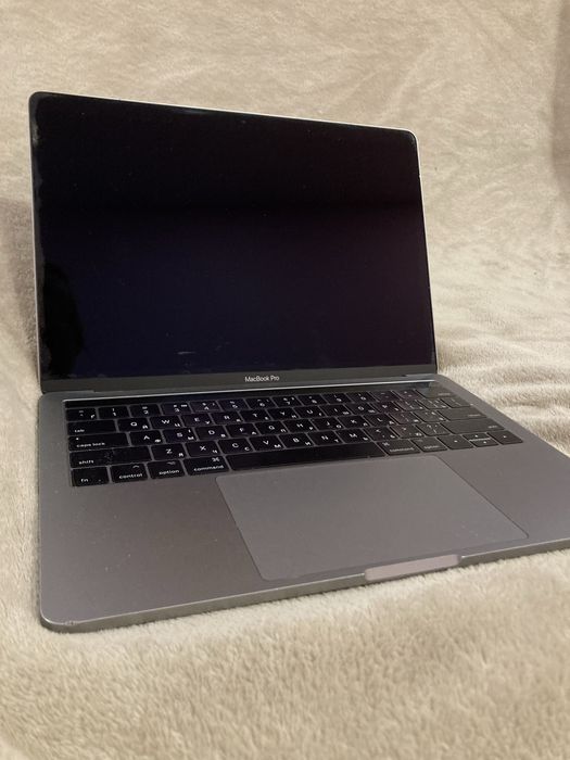 MacBook Pro в хорошому стані !