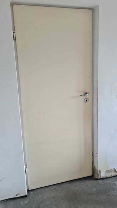 Białe drzwi wewnętrzne lewe z klamką 200x80 standardowe