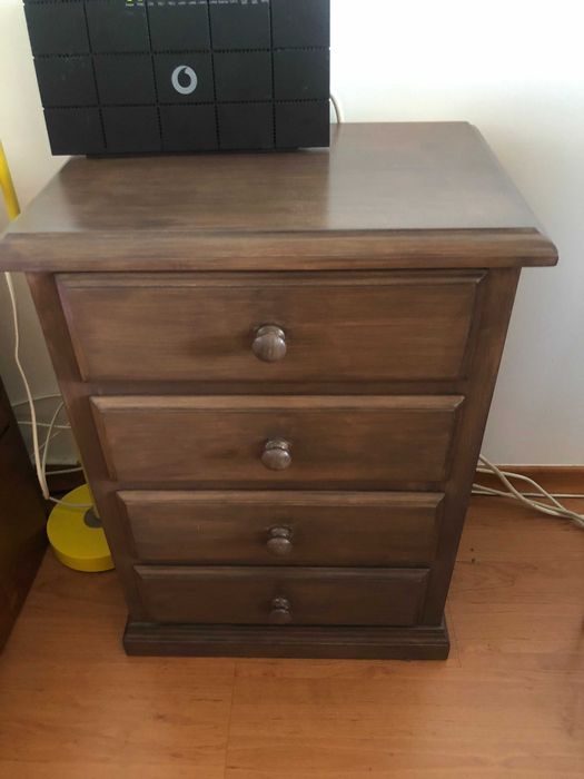 Mesinha de cabeceira / Camiseiro / móvel de apoio com gavetas