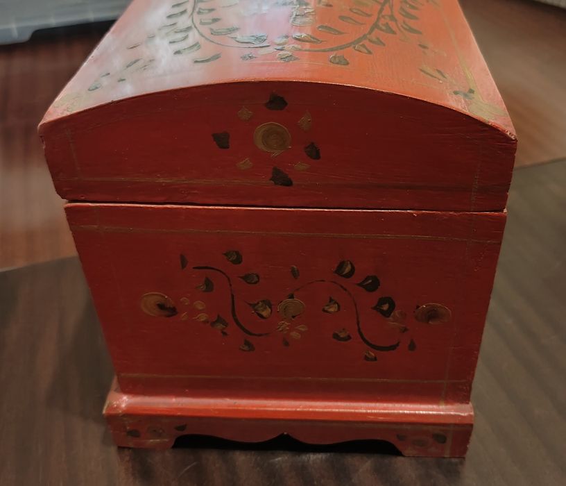 Caixa em madeira pintada à mão.