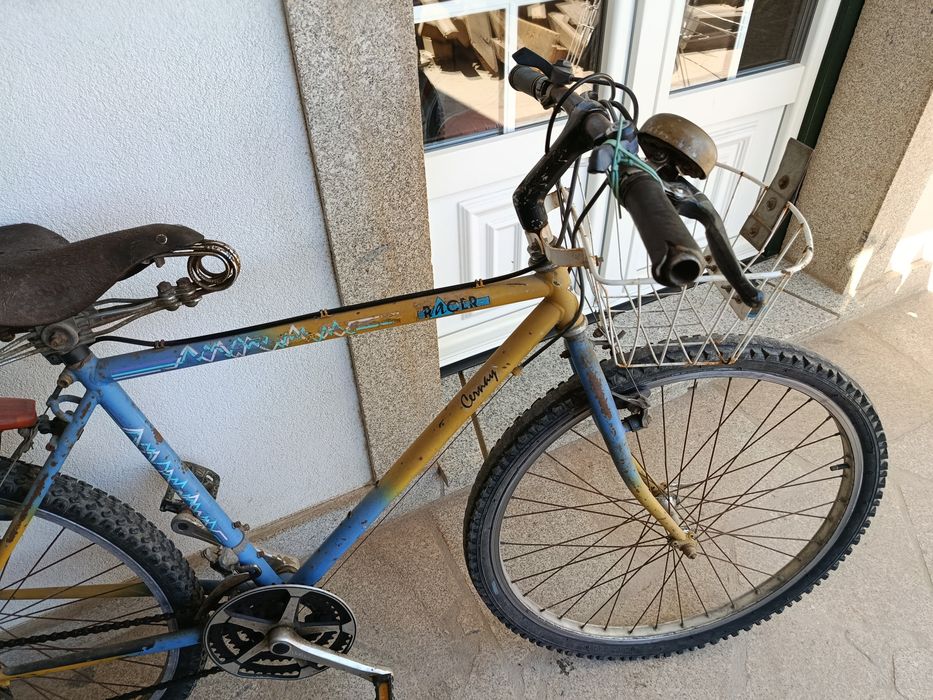 Bicicleta antiga com assento muito antigo