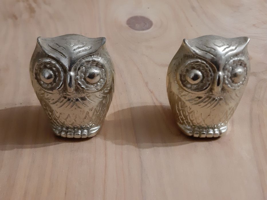 2 corujas em metal