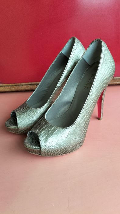 Sapatos de salto alto em pele genuína