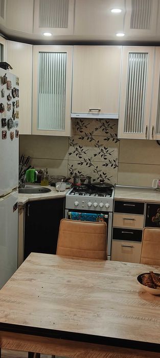 Продаж квартири три кімнатної