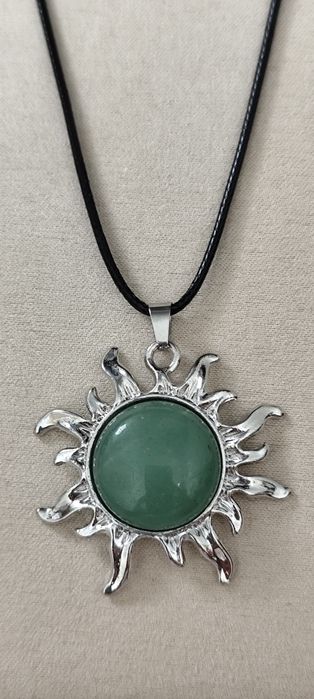 Colar com Sol e Pedra no centro