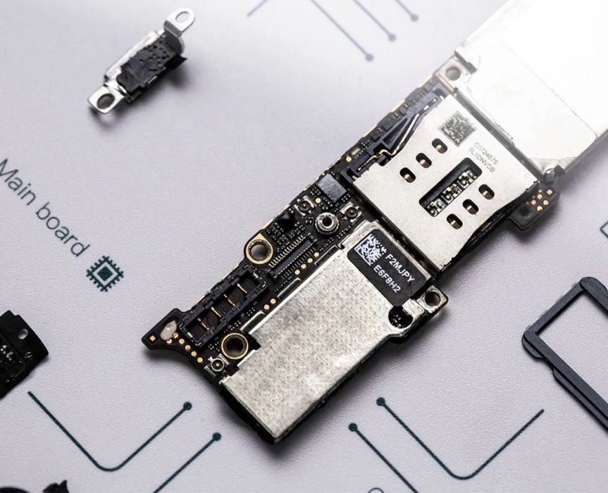 Apple iPhone 5 w częściach – designerski obraz w ramce - Gridstudio