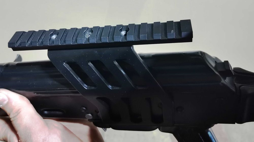 Планка пикатини с кронштейном на АК.