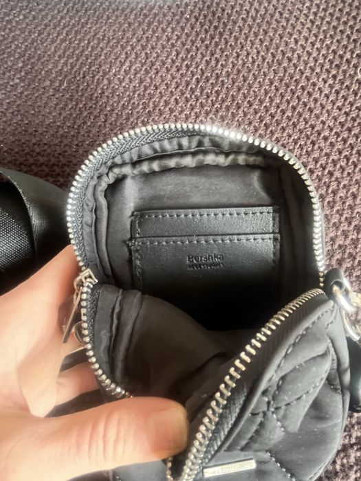 Portmonetka torebka z regulowanym paskiem czarna Bershka