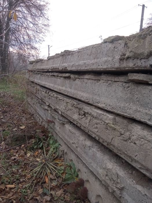 Бетонні плити і стовпи