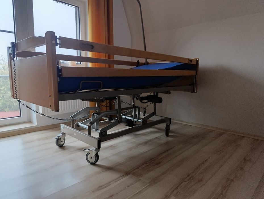 Łóżko rehabilitacyjne elektryczne dla chorego: barierki, pilot, matera