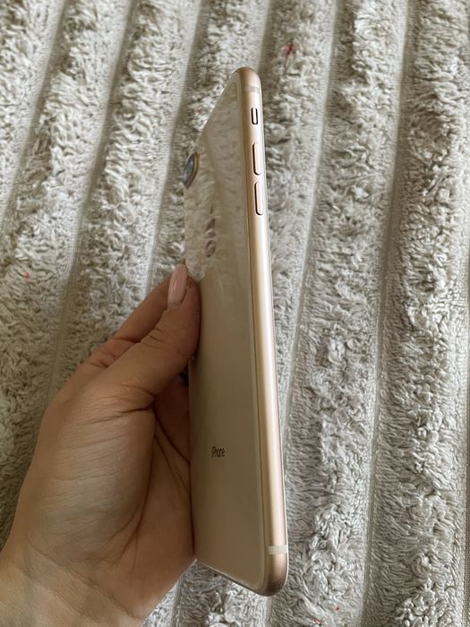 Продам iPhone 8+