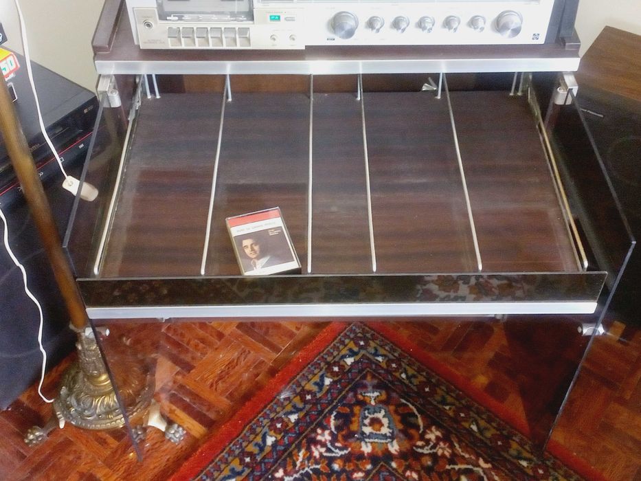 Móvel de apoio a gira-discos vinil