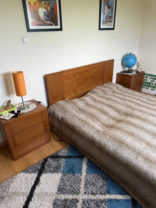 Cama de casal com elevatória e mesas de cabeceira