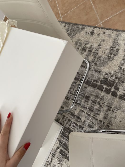 Mesa extensivel lacada com 6 cadeiras