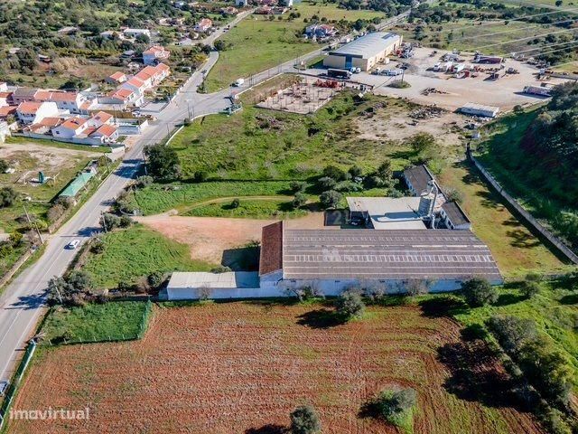 RESERVADO !!! Excelente Armazém Industrial com terreno