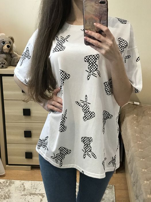 Біла футболка оверсайз з модним принтом чорних зайчиків довга, стильна