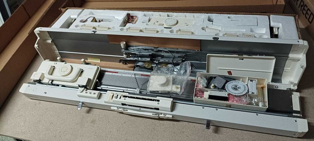 Maquina de tricô ainda embalada