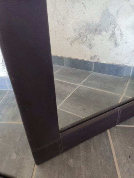 Espelho com moldura em pele