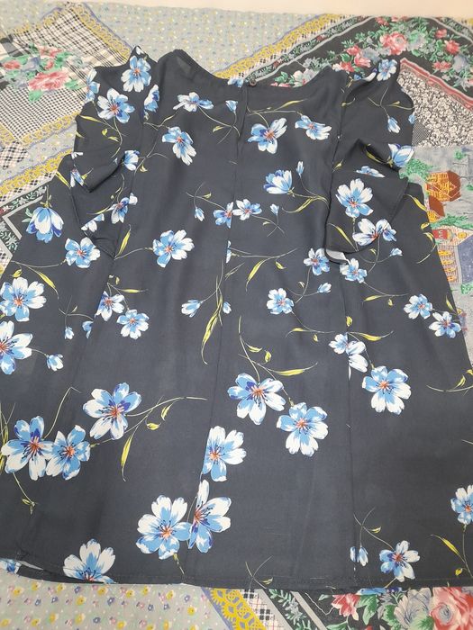 Blusa de cavas azul marinho com flores da Primark