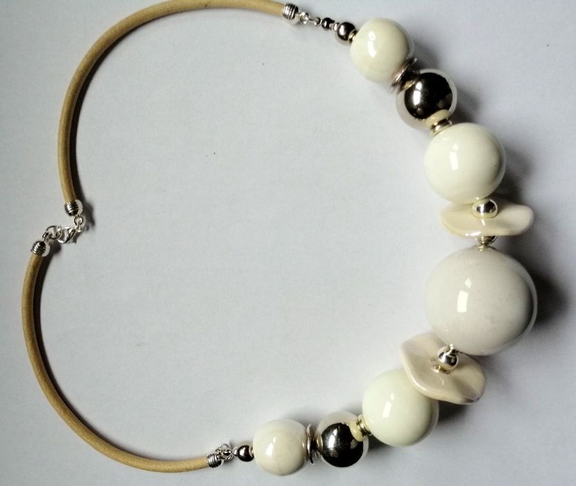 Biała porcelana w srebrnej oprawie, efektowny naszyjnik