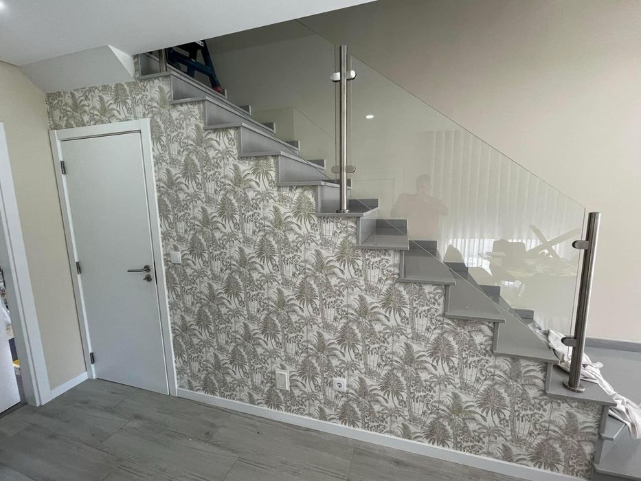 Aplicação de papel de parede e bricolage