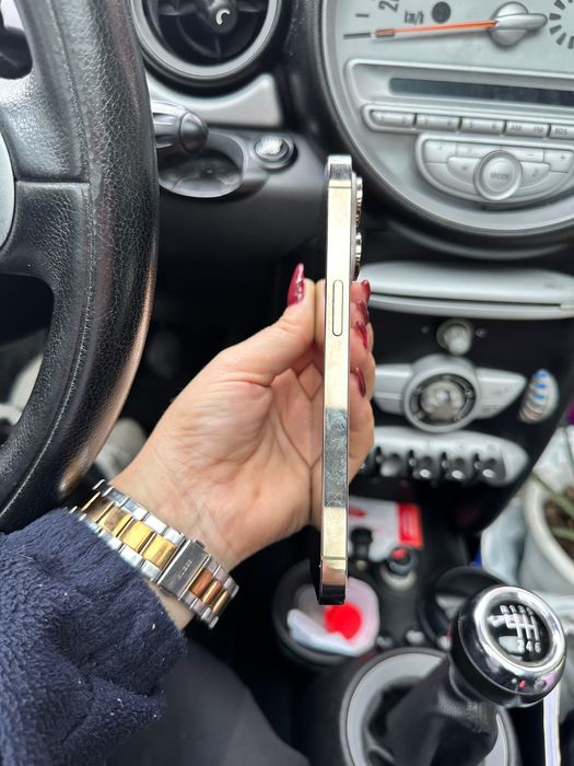 iPhone 14 Pro dourado