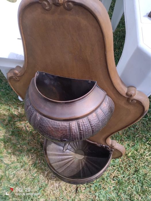 Fonte em cobre com base em madeira