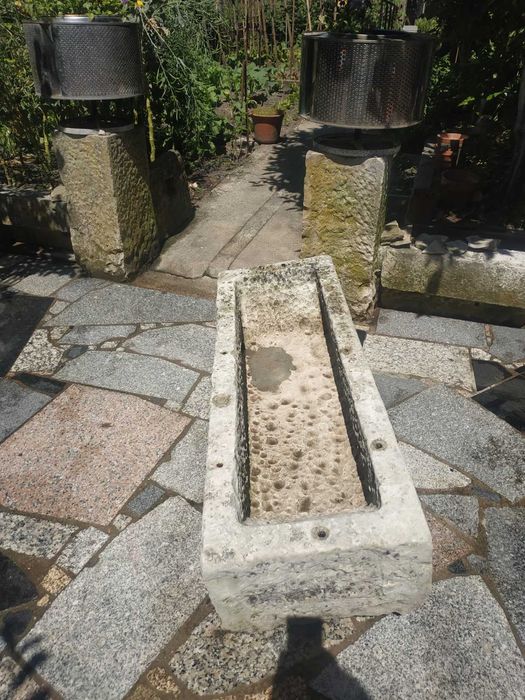 Pia de pedra muito antiga