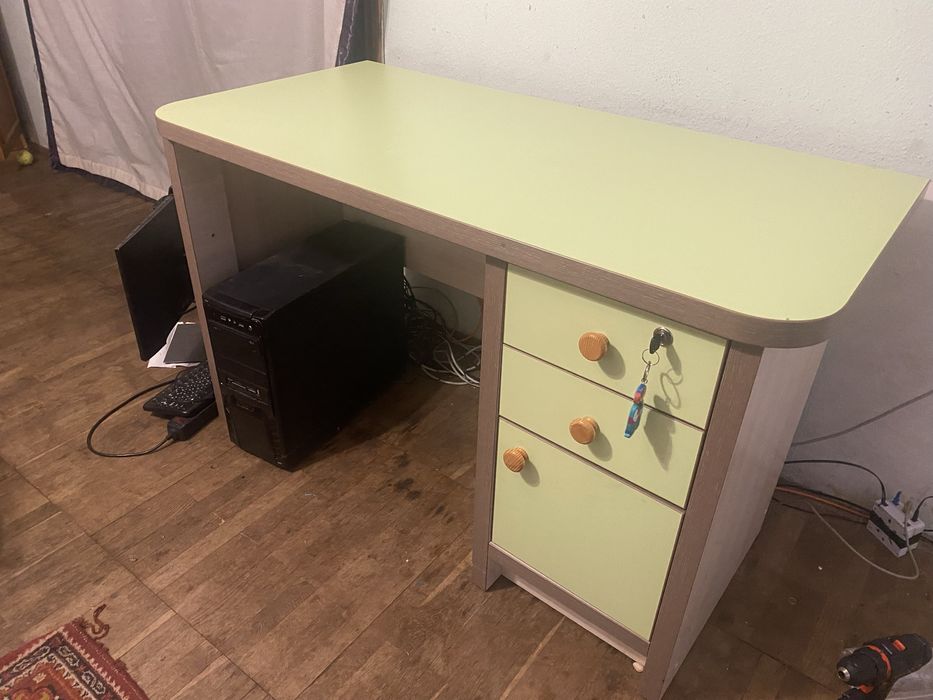 Стіл письмовий/компʼютерний