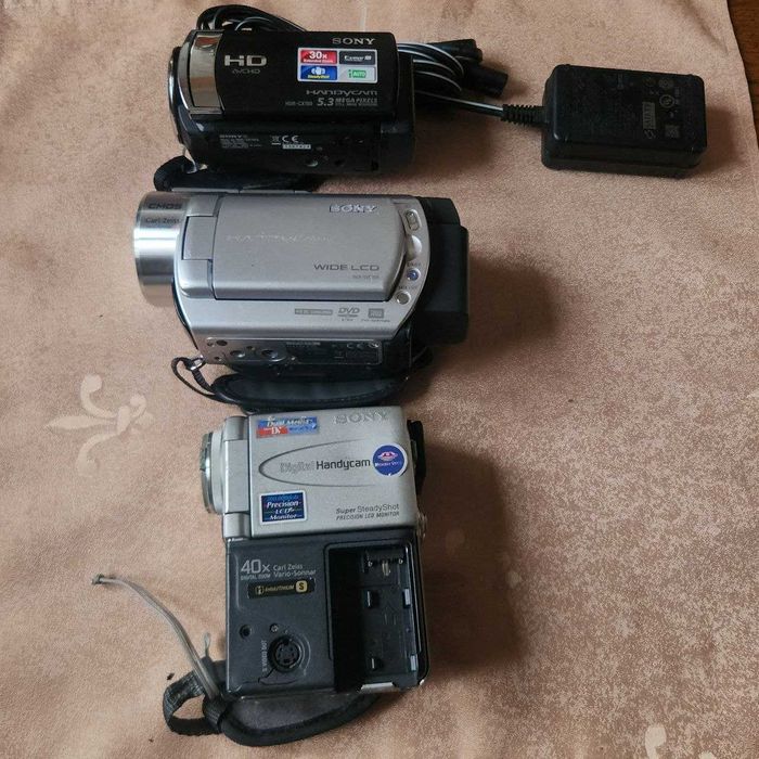 Три відеокамери Sony одним лотом Sony HDR-CX190 Sony DCR-DVD508 Sony DCR-PC3E