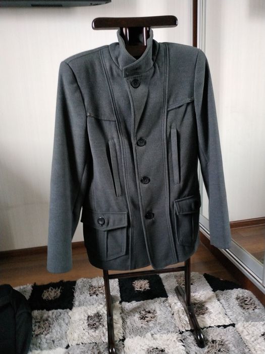 Чоловіче пальто сірого кольору у чудовому стані