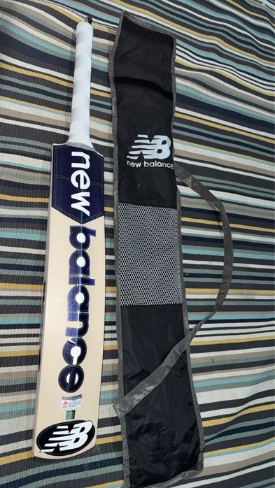 Cricket Bat New Balance novo