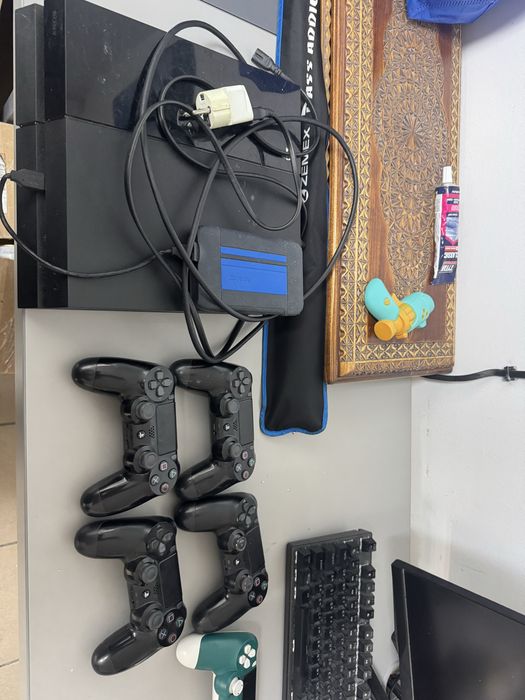 Продам приставку PS 4