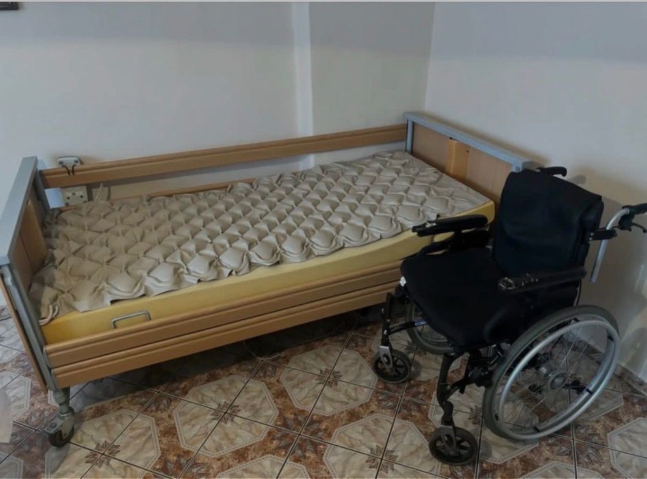 Łóżko rehabilitacyjne z materacem odleżynowym