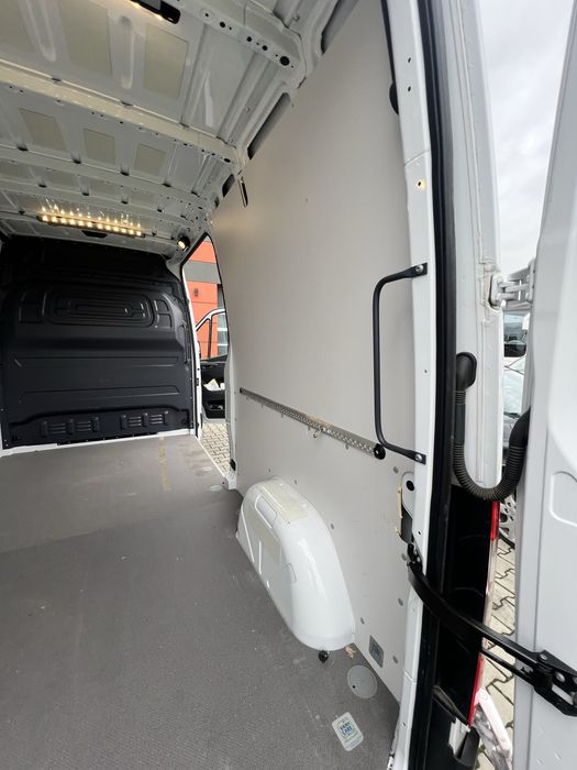 Zabudowa fabryczna Mercedes Sprinter L2H2 – sklejki, nadkola, listwy..