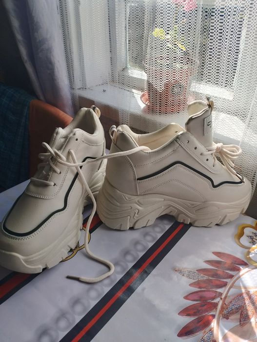 Кросівки нові для дівчини