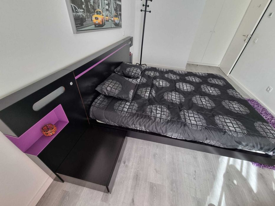 Mobília de quarto composta por cama de casal, mesas de cabeceira, ...