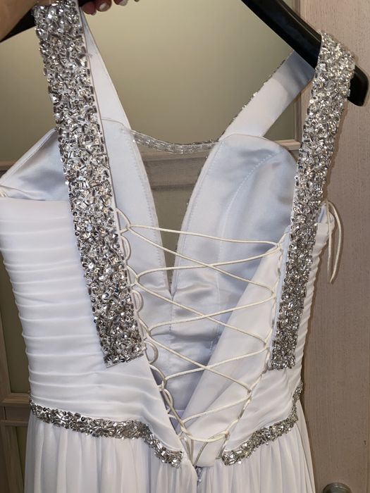 Продам неймовірно гарну білу сукню на весілля або випускний вечір