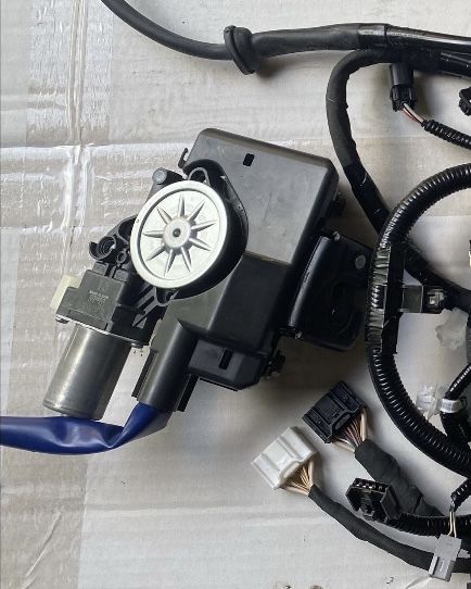 Замок з блоком електроприводу багажника Тойота Рав 4