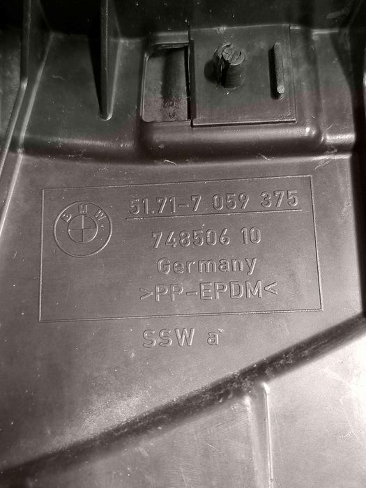 Resguardo da cave de roda frente esquerdo BMW 1 7059375 (OEM)