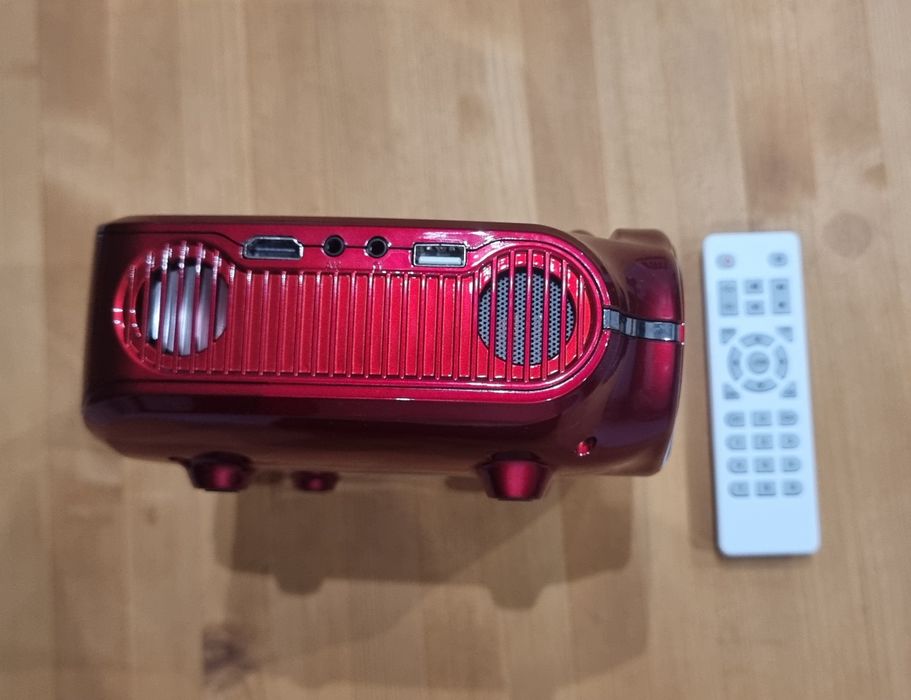 Crenova Red Projector + Remote Control — Excellent Condition64284390318594124