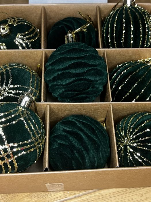 Новорічні іграшки , гірлянди